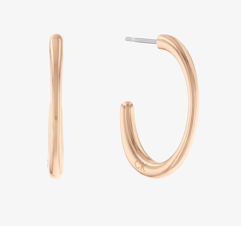 Gouden hoepel oorbellen met een glad, rond ontwerp en subtiele gravure. Voorzien van een metalen stekker voor een veilige sluiting.