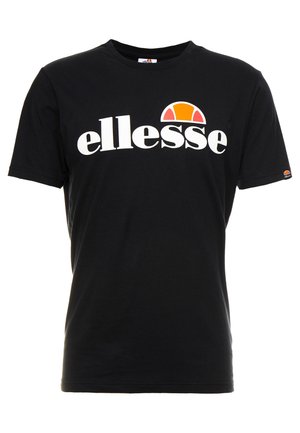 Czarna koszulka z krótkim rękawem z białym napisem „ellesse” oraz pomarańczowo-czerwonym logo w kształcie półkola nad napisem na piersi i na rękawie.
