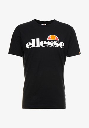 Czarna koszulka z krótkim rękawem z białym napisem „ellesse” oraz pomarańczowo-czerwonym logo w kształcie półkola nad napisem na piersi i na rękawie.