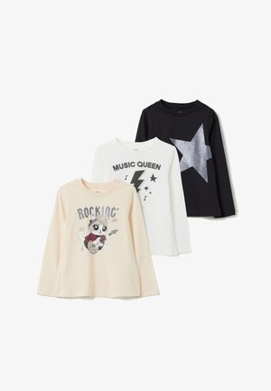 Drie longsleeve T-shirts: één crèmekleurig met een kattenafbeelding, één wit met een bliksemschicht, één zwart met een zilveren ster. Gemaakt van katoen.