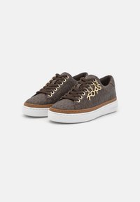 Sneaker basse marroni a stampa con suole bianche, lacci marroni scuri e ciondoli in tonalità oro che formano la scritta "KORS" di lato.