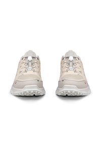 Paire de chaussures de trail beiges avec empeignes en mesh, verrouillage sécurisé des lacets et semelles robustes, vues de face sur fond blanc.
