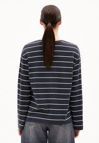 Maglietta a maniche lunghe blu navy con strisce orizzontali bianche, vestibilità comoda, colletto rotondo e texture morbida e liscia. Visualizzazione della parte posteriore.
