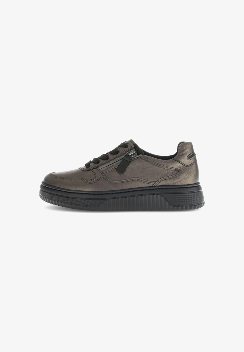 Donkergrijze leren sneakers voor heren met zwarte zool, vetersluiting aan de voorkant en ritssluiting aan de zijkant, weergegeven in linkerprofiel op een witte achtergrond.