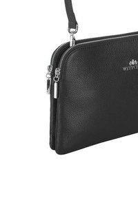 Borsa a pochette in pelle nera con due scomparti con zip; presenta una superficie testurizzata, hardware in argento e una tracolla removibile.