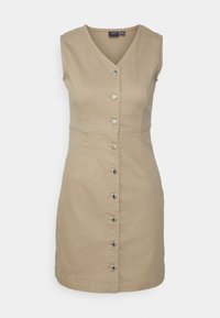 Khaki hihaton mekko, joka on valmistettu puuvillasekoitekankaasta. Mekossa on V-kaula-aukko, istuva vyötärö ja edessä metallinapeilla varustettu nappisulku.