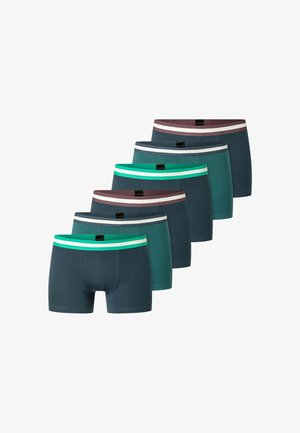 Sei paia di boxer da uomo in tonalità di blu scuro e verde con diverse fasce colorate in vita, disposti in una linea diagonale su sfondo bianco.
