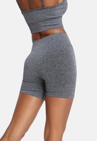 Sivé športové šortky vyrobené z textúrovanej látky, s priliehavým strihom a vysokým pásom, zdobené jemným švom.
