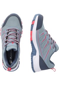 Harmaat urheilukengät, joissa on verkkomateriaali ja synteettinen päällinen. Ominaisuuksiin kuuluvat vaaleanpunaiset yksityiskohdat, valkoinen välipohja ja kuvioitu kumipohja pitoa varten.