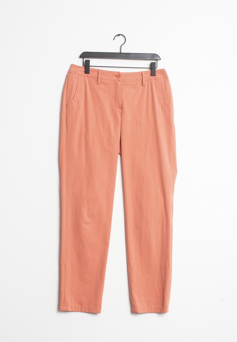 Pantalon corail clair en coton, avec deux poches avant, une fermeture à boutons, et une coupe droite. Texture lisse et bords ourlés.