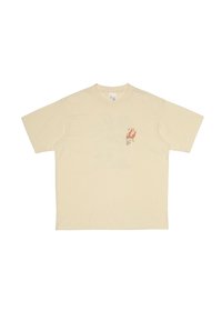 T-shirt di cotone color crema con maniche corte, vestibilità morbida, presenta una grafica di fiamma rossa sul lato sinistro anteriore. Collo semplice, senza fantasie.