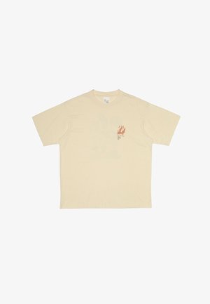 Camiseta de algodón color crema con mangas cortas, de corte relajado, que presenta un gráfico de llamas rojas en la parte frontal izquierda. Cuello simple, sin estampados.