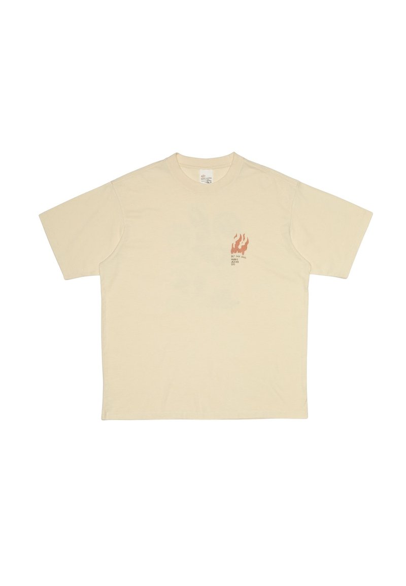 T-shirt di cotone color crema con maniche corte, vestibilità morbida, presenta una grafica di fiamma rossa sul lato sinistro anteriore. Collo semplice, senza fantasie.