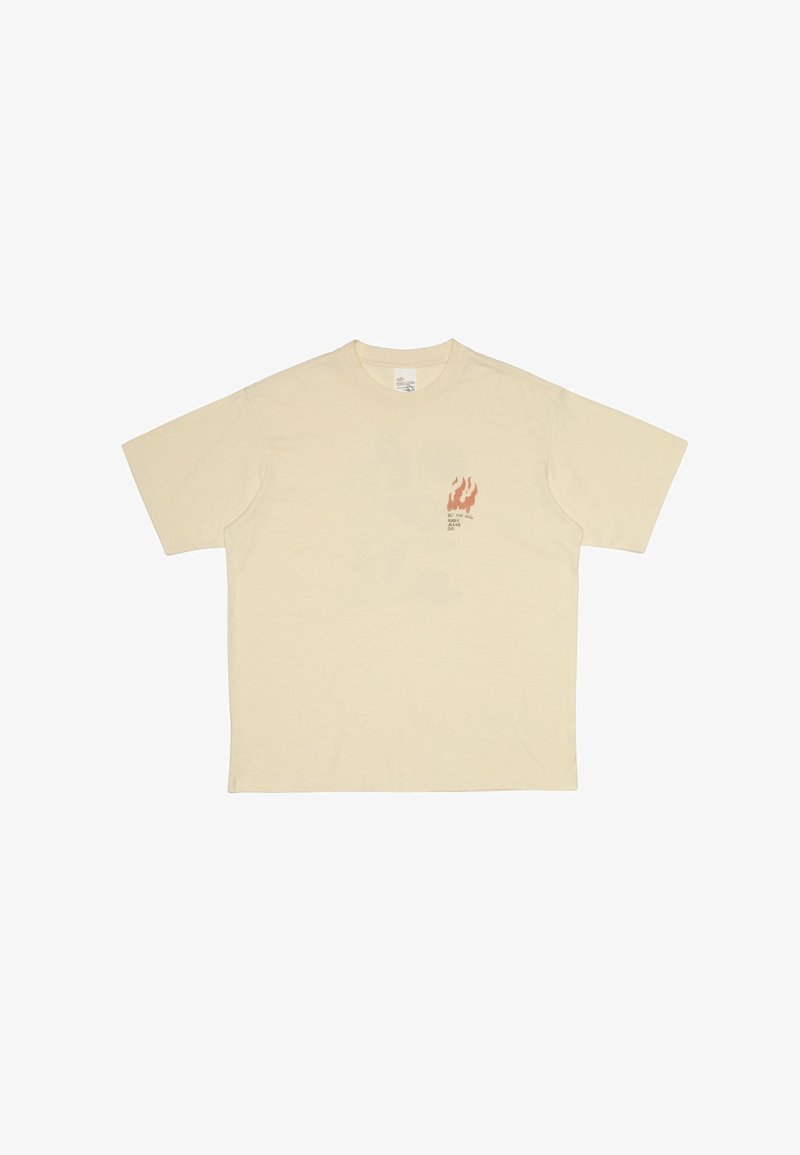 Camiseta de algodón color crema con mangas cortas, de corte relajado, que presenta un gráfico de llamas rojas en la parte frontal izquierda. Cuello simple, sin estampados.