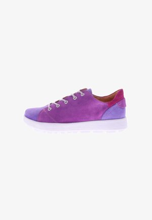 Paarse en roze suède casual sneaker met witte zool en grijze veters, gezien vanuit de zijkant op een witte achtergrond.