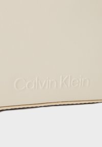 Calvin Klein LOGO CAMERA BAG - Torba preko tijela - gray morn