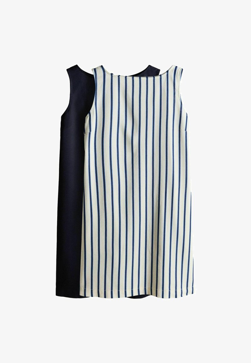 Dos vestidos sin mangas hasta la rodilla, uno negro sólido y otro blanco con rayas verticales azules, colocados planos sobre un fondo blanco.