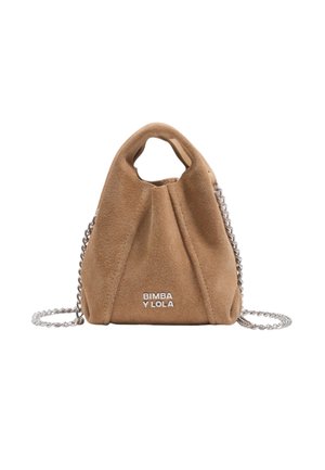 Mała brązowa zamszowa torebka z miękkimi fałdami, górnym uchwytem, srebrnym łańcuszkiem i logo „BIMBA Y LOLA” na środku z przodu.