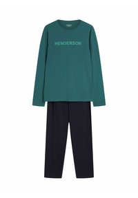 Zielona koszula z długim rękawem z napisem "HENDERSON" i czarne spodnie. Miękka bawełniana tekstura, luźny krój i proste nogawki.