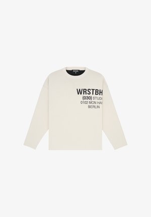 Cremfarbener Sweatshirt mit langen Ärmeln, auf dem der Text "WRSTBH (030) STUDIO 0102 MON HAH BERLIN" in Schwarz zu sehen ist, runder Ausschnitt und lässiger Schnitt.