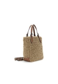Borsa di colore tan con una superficie fuzzy, dettagli in pelle marrone, doppie maniglie e una tracolla regolabile. Caratterizzata da un design a forma quadrata.