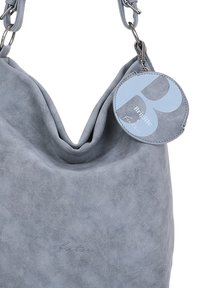 Zachte grijze suède handtas met brede schouderband, inclusief een ronde afneembare blauwgrijze muntportemonnee met het label "Brigitte."