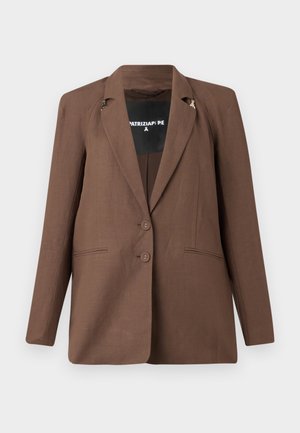 Bruine blazer met een getailleerd ontwerp, voorzien van een gespreide revers, twee voorknoopsluitingen en decoratieve gouden hardware accenten op de schouders.
