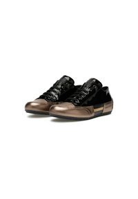 Sneaker basse nere e bronzo con una finitura lucida, caratterizzate da chiusura con lacci, punta testurizzata e accenti dorati laterali.