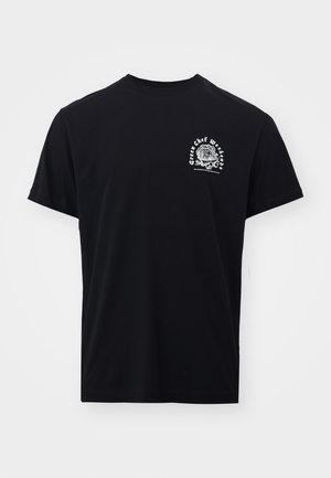 Schwarzes Baumwoll-T-Shirt mit kurzen Ärmeln. Mit einem weißen Grafikdesign im linken Brustbereich. Klassischer Rundhalsausschnitt, normale Passform.