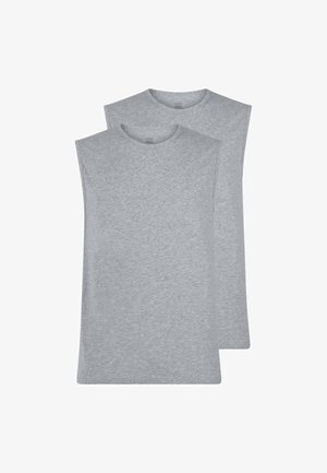 Due canottiere semplici grigio chiaro impilate su uno sfondo bianco.