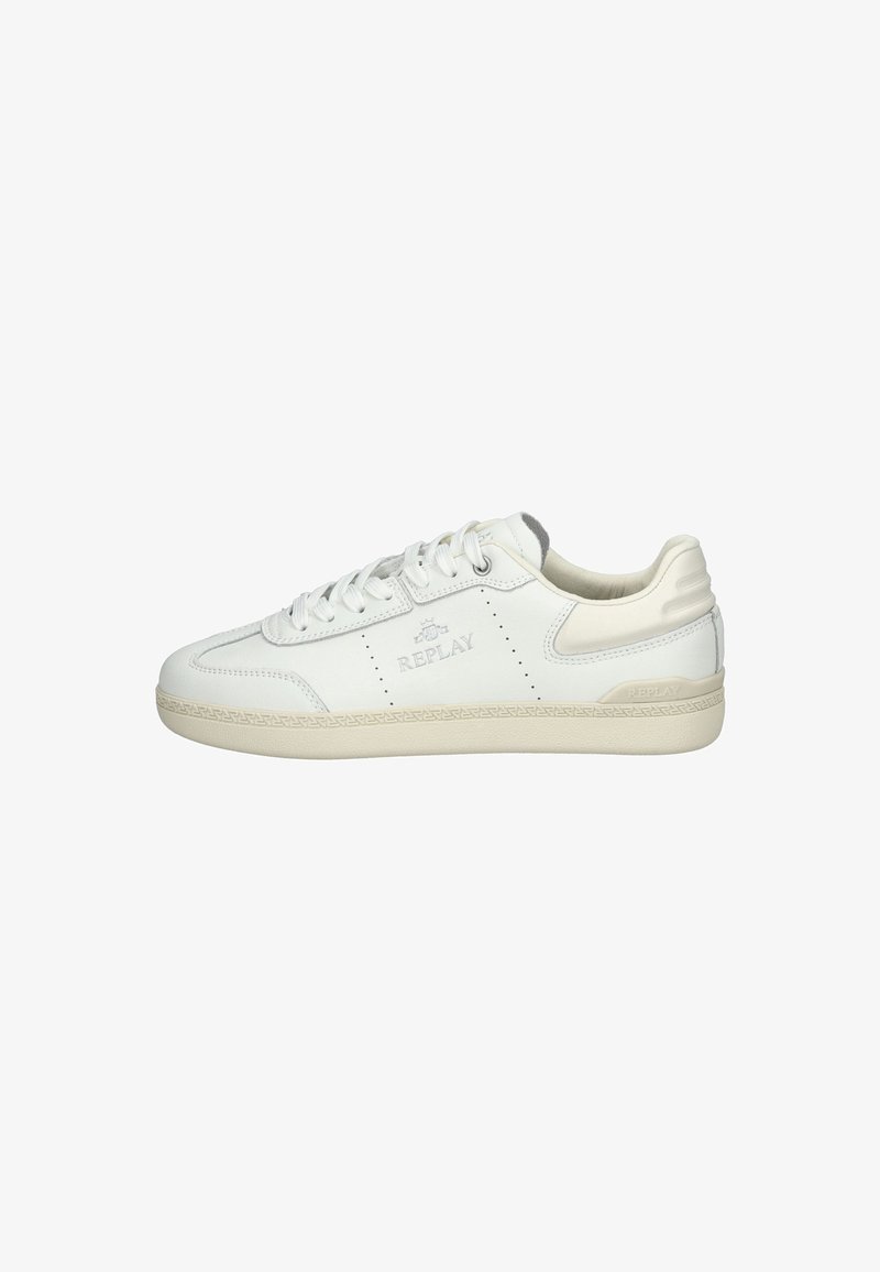 Weiße, niedrige Leder-Sneaker mit Schnürverschluss, beiger Sohle und dem eingeprägten "Replay"-Logo an der Seite und am Fersenbereich.