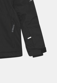 Manga de chaqueta aislada negra con bolsillo con cremallera, puño de Velcro y un parche de marca. Textura suave con costuras reforzadas.