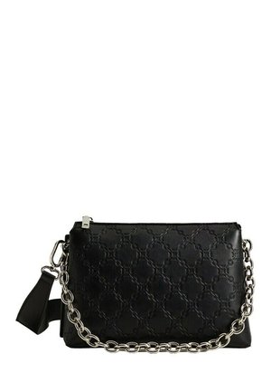Pochette en cuir noir avec motif géométrique embossé et bandoulière chaîne argentée, avec fermeture éclair et poignée amovible.