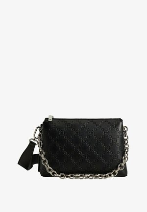 Pochette en cuir noir avec motif géométrique embossé et bandoulière chaîne argentée, avec fermeture éclair et poignée amovible.
