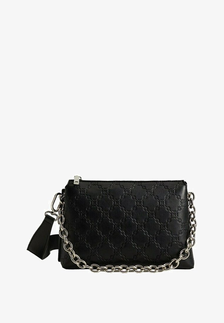 Pochette en cuir noir avec motif géométrique embossé et bandoulière chaîne argentée, avec fermeture éclair et poignée amovible.