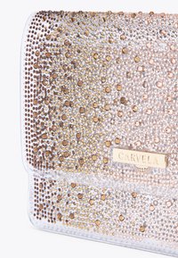 Pochette transparente ornée de strass en bronze et en or, présentant une forme rectangulaire et une plaque en métal doré avec l'inscription "CARVELA".