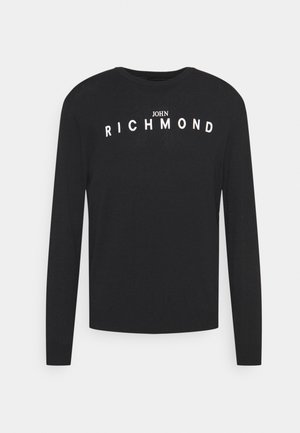 Schwarzes Langarmshirt mit Rundhalsausschnitt und weißem Schriftzug "JOHN RICHMOND", der gebogen über der Brust verläuft.