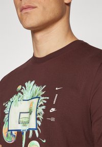 Nike Performance TEE PHOTO - Camiseta estampada - earth
