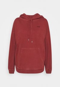 Sudadera roja de Levi's con bolsillo canguro en la parte frontal, capucha ajustable con cordón y puños y bajo de canalé.
