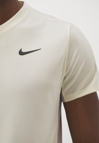 Nike Performance TOP - Camiseta deportiva - coconut milk/platinum violet