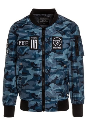 Blouson aviateur camouflage bleu et noir avec col noir, poignets, fermeture éclair devant, patchs étiquetés "1982", "PIXEL" et "ONEDAYKING".
