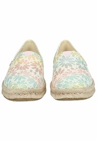 Buty w stylu espadryli z pastelowym wzorem w koronkę, z podeszwą z juty i miękką, materiałową podszewką. Okrągły nosek i konstrukcja wsuwana.