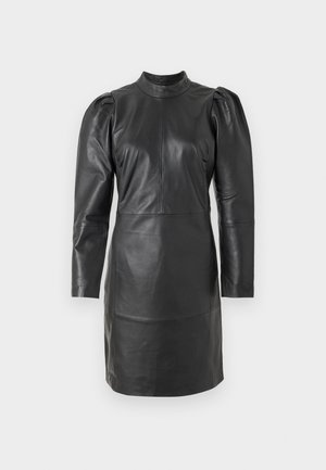 Schwarzes Lederkleid mit hohem Kragen, langen Puffärmeln, strukturiertem Design und taillierter Silhouette mit Panelelementen.