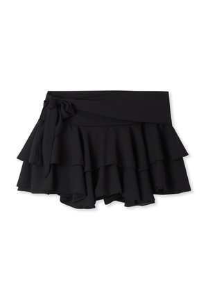 Gonna nera arricciata con balze a strati, dotata di una larga fascia in vita e di un dettaglio con fiocco sul davanti. Realizzata in tessuto leggero.