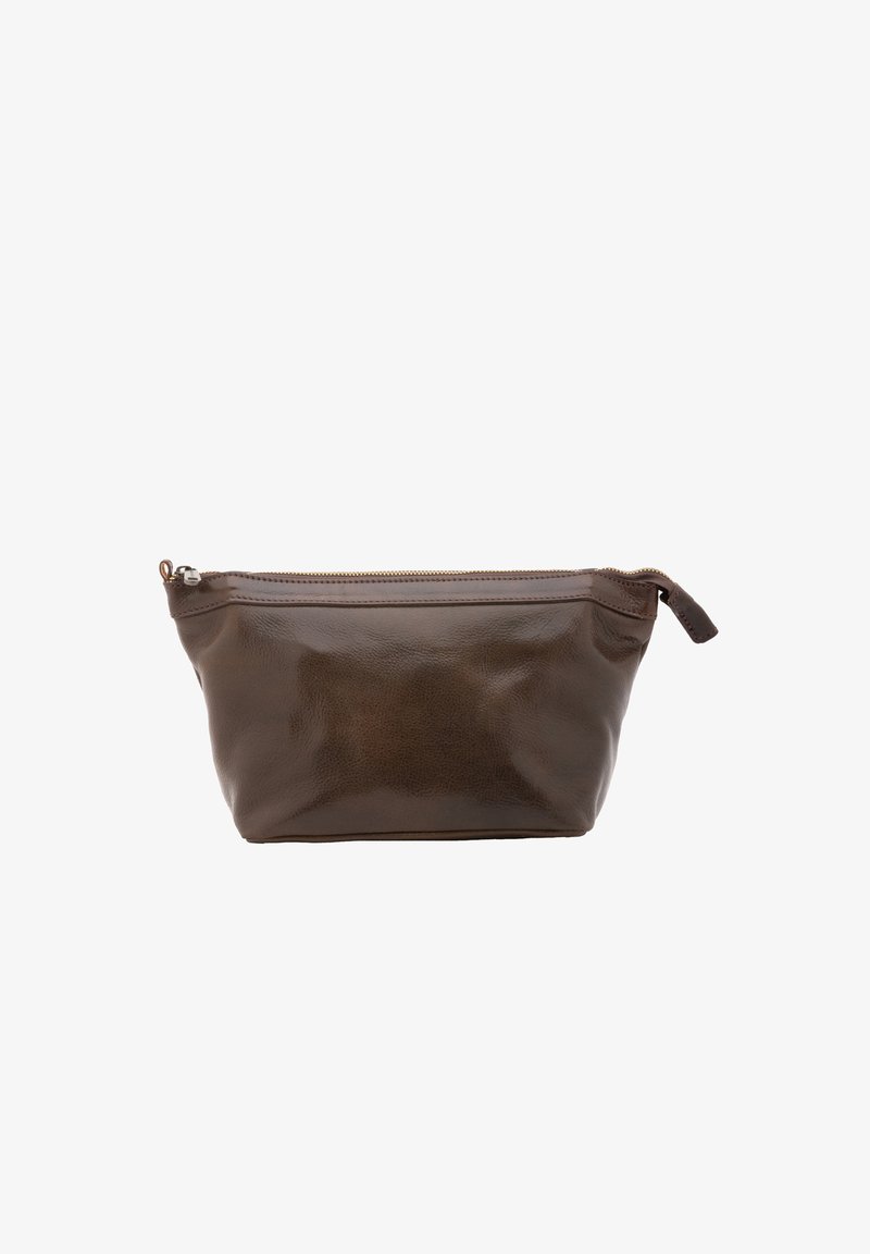 Pochette zippée en cuir marron avec une texture lisse et une languette de tirette sur le côté droit, posée sur un fond blanc uni.