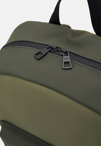 Tommy Hilfiger MONOTYPE RAIN DOME UNISEX - Turistinė kuprinė - utility olive