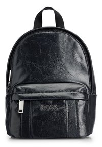 Czarny skórzany plecak z teksturowanym wykończeniem, zaokrąglonym kształtem, przednią kieszenią na zamek i logotypem na froncie. Posiada podwójne uchwyty u góry oraz szelki.