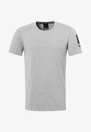 Grå kortærmet t-shirt lavet af blødt stof, med en rund halsudskæring og en sort accent på venstre ærme med logo-detalje.