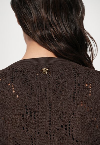 Maglione in maglia marrone con motivo a traforo. Presenta un colletto a coste e un logo metallico dorato sulla parte superiore della schiena. Tessuto testurizzato e leggero.