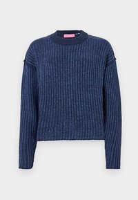 Maglione lavorato a maglia blu navy con texture a coste, maniche lunghe e scollatura rotonda. Presenta una leggera variazione di colore in tutto il capo.